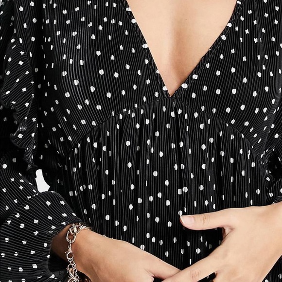 Plisse V-neck midi dress in mono dot print - Picture 2 of 4